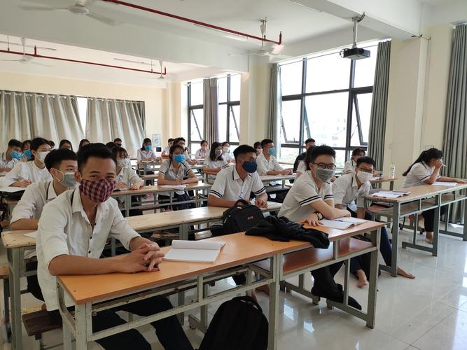 Bộ trưởng Lương Tam Quang trình bày tờ trình dự án Luật.