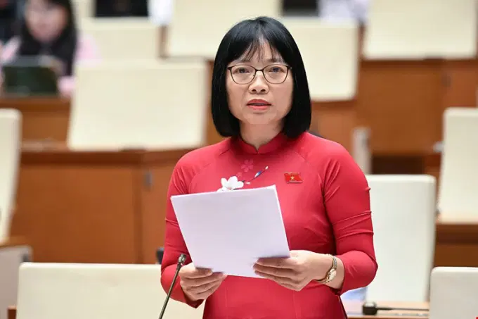 ĐBQH Nguyễn Thị Việt Nga phát biểu tại hội trường.