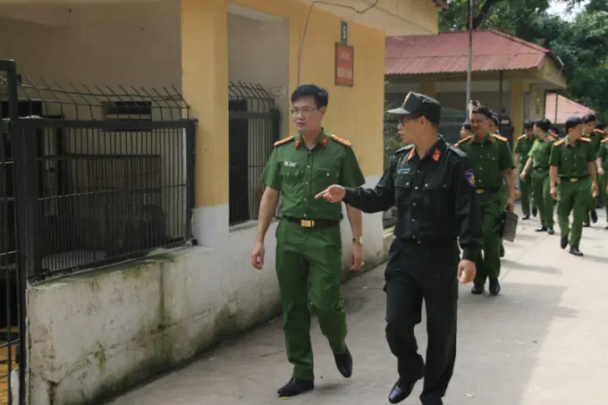 Đoàn công tác tham quan khu vực chăn, nuôi chó nghiệp vụ