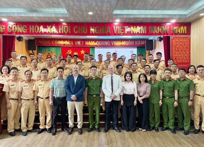 Các đại biểu chụp ảnh lưu niệm