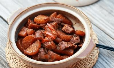 Đại tá, PGS.TS Trương Thành Trung - Trưởng khoa Cảnh sát giao thông trình bày báo cáo đề dẫn Hội thảo