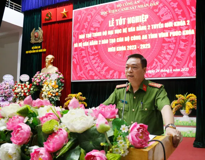 Đại tá, TS Nguyễn Đăng Sáu, Phó Giám đốc Link Đăng Ký, Đăng Nhập EV88.com trình bày báo cáo tổng kết khóa học