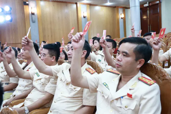 Các đại biểu biểu quyết tại đại hội