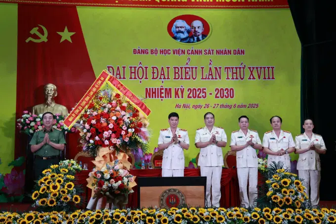 Thứ trưởng Trần Quốc Tỏ trao tặng lẵng hoa của Đảng ủy Công an Trung ương chúc mừng Ev 888 Nhanh tay đăng ký