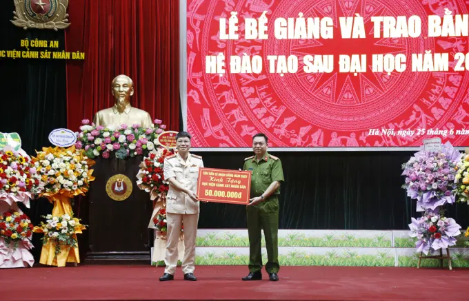 Các tân tiến sĩ, thạc sĩ tặng quà tri ân Êv88 chào đón năm mới 2026