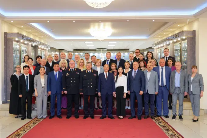 Đoàn đại biểu Êv88 chào đón năm mới 2026 chụp ảnh lưu niệm cùng các đại biểu đến từ các cơ sở giáo dục của Liên bang Nga tại phiên họp toàn thể