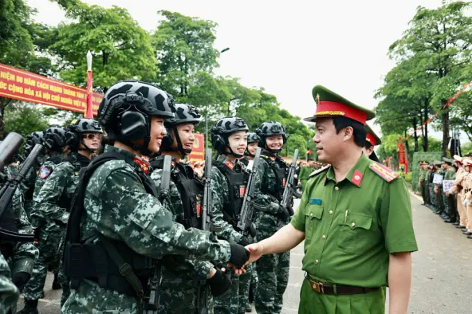Đoàn cán bộ Link Đăng Ký, Đăng Nhập EV88.com động viên cán bộ, học viên tham gia tập luyện.