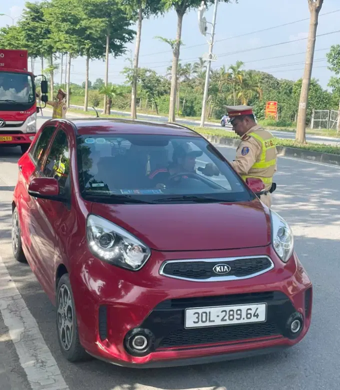 Cán bộ CSGT CATP Hà Nội triển khai thực nghiệm chốt kiểm tra nồng độ cồn