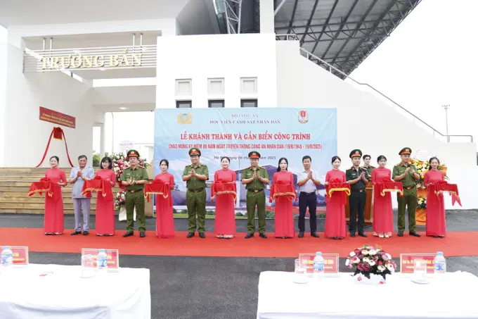 Các đại biểu cắt băng khánh thành công trình
