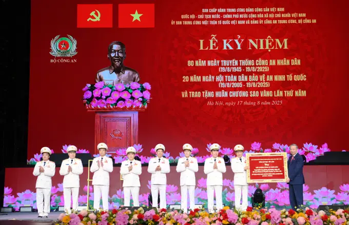 Tổng Bí thư Tô Lâm trao bức trướng tặng lực lượng CAND.
