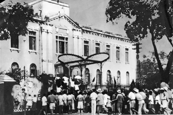 Tự vệ, trinh sát TP Hà Nội cùng quần chúng chiếm Bắc Bộ Phủ ngày 19/8/1945. Ảnh tư liệu