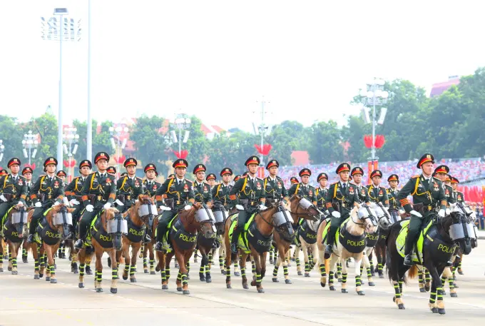 Các khối Công an tham gia diễu binh.
