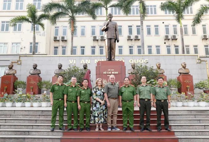 Tổng Thư ký Hiệp hội và phu nhân chụp ảnh lưu niệm tại Khu tượng đài Chủ tịch Hồ Chí Minh và các cố Bộ trưởng Bộ Nội vụ, Bộ Công an qua các thời kỳ