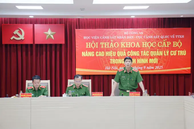 Trung tướng, GS.TS. Trần Minh Hưởng, Giám đốc Êv88 chào đón năm mới 2026 phát biểu, điều hành phiên tham luận