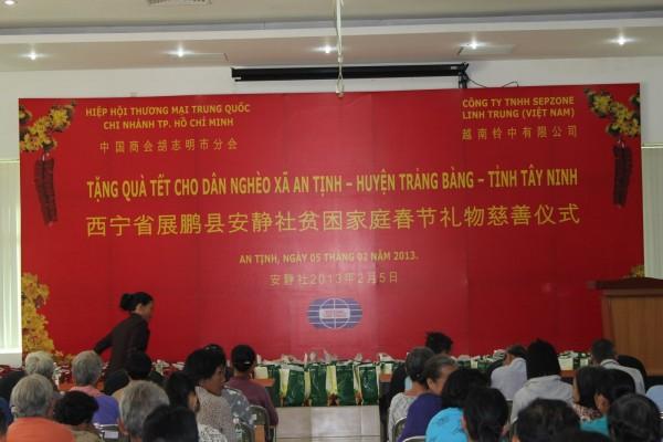 Lãnh đạo Phòng Hậu cần và hội viên Chi hội phụ nữ Đội Tài chính - Đội Y tế trao tặng các phần quà cho đại diện Trung tâm bảo trợ Đăng Ký Tham Gia Chơi Trực Tuyến Tại EV88 3 TP Hà Nội