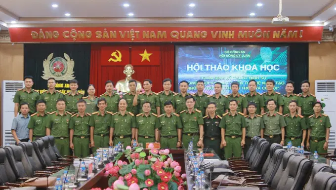 Đại biểu tham dự Hội thảo chụp ảnh lưu niệm