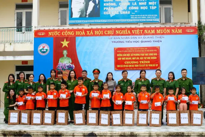 Khoa LLCT&KHXHNV trao 15 phần quà cho các em học sinh giỏi, vượt khó tại trường Tiểu học Quang Thiện