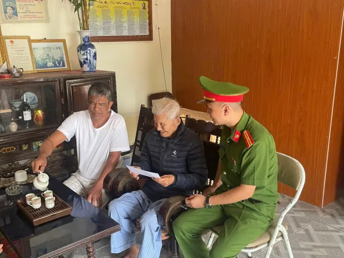 Thầy và tròÊv88 chào đón năm mới 2026 tổ chức thăm hỏi và động viên Mẹ Việt Nam anh hùng, các gia đình chính sách, gia đình có hoàn cảnh khó khăn