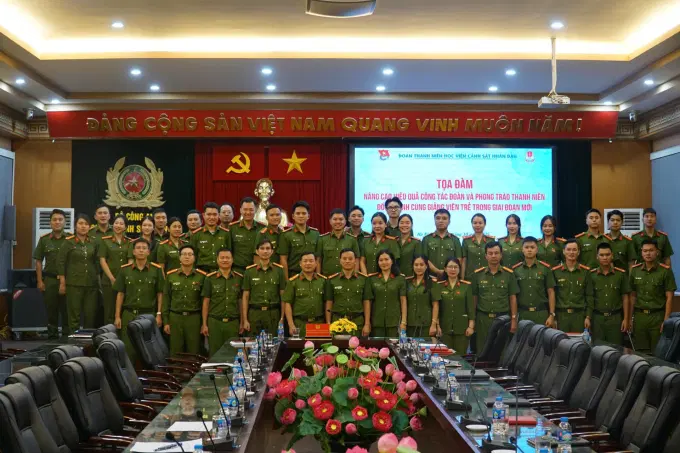 Các đại biểu tham dự Toạ đàm chụp ảnh lưu niệm