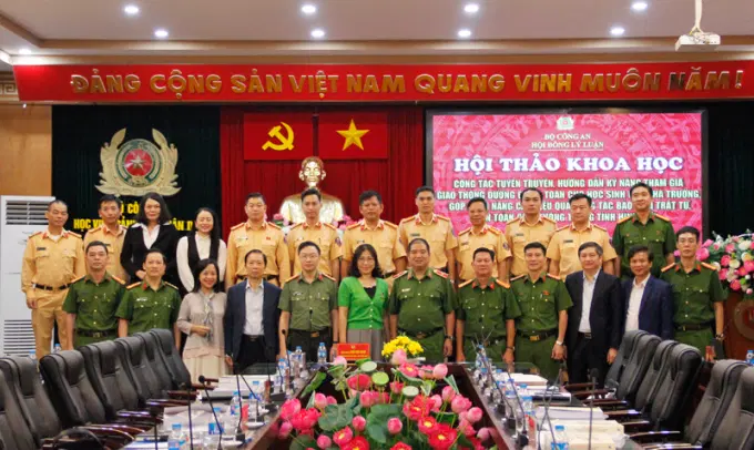 Các đại biểu chụp ảnh lưu niệm