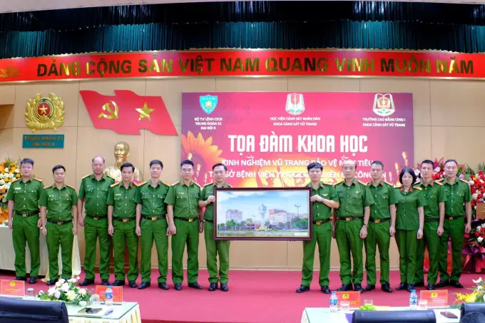 Đại biểu chụp ảnh lưu niệm tại Toạ đàm khoa học