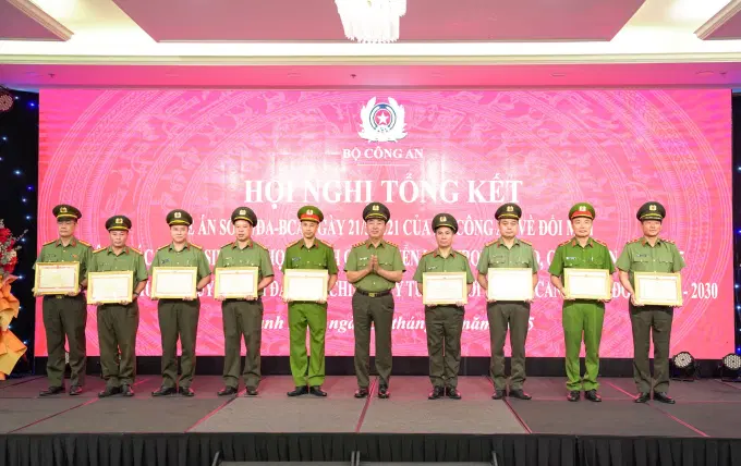 Thứ trưởng Trần Quốc Tỏ trao Bằng khen tặng các tập thể, cá nhân có thành tích xuất sắc trong đổi mới công tác tuyển sinh CAND.