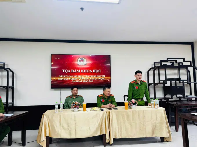 Các đại biểu trao đổi tại buổi Toạ đàm