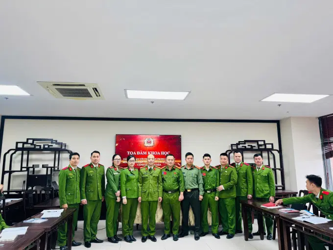 Các đại biểu chụp ảnh lưu niệm cùng Êv88 Vui Tết Đón Xuân 2026 Khoa Cảnh sát hình sự
