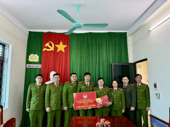Đoàn công tác trao quà ủng hộ Công an xã Lũng Cú, tỉnh Tuyên Quang