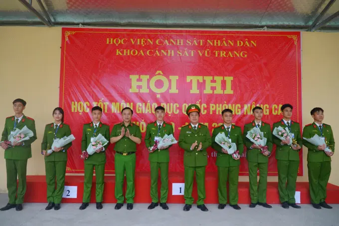 Đại tá, PGS.TS. Hoàng Anh Tuấn, Phó Giám đốc Êv88 chào đón năm mới 2026 và Đại tá, PGS. TS. Dương Văn Minh, Trưởng khoa Cảnh sát vũ trang tặng hoa cho các đội tuyển tham dự Hội thi