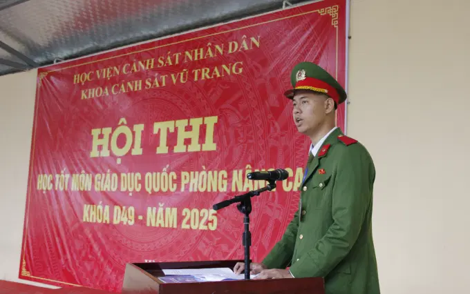 Đại diện các đội tuyển tham gia Hội thi phát biểu tuyên thệ