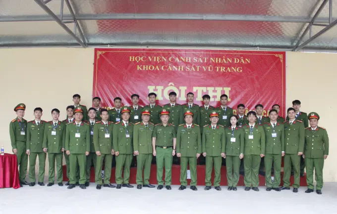 Các đại biểu chụp ảnh lưu niệm cùng các đội tuyển tham gia Hội thi