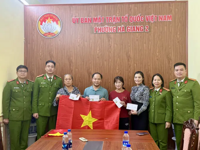 Trung tâm Bồi dưỡng kiến thức quốc phòng và an ninh trao quà ủng hộ phường Hà Giang 2, tỉnh Tuyên Quang