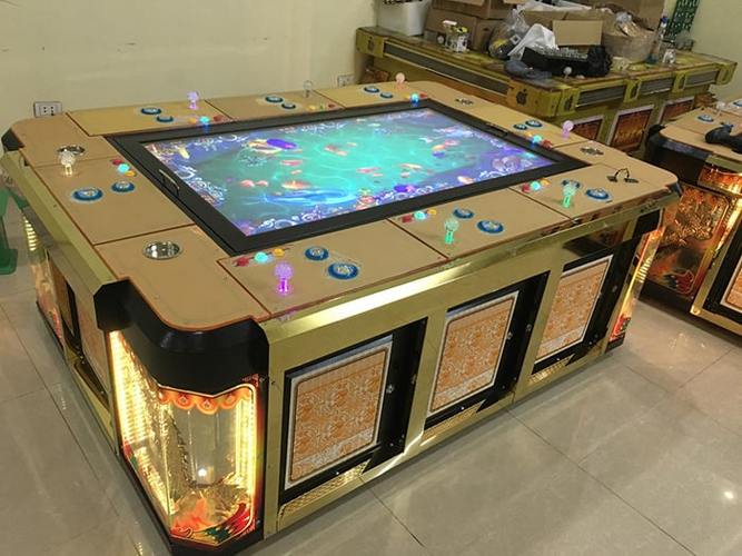 Thiếu tướng Chử Văn Dũng và đồng chí Đặng Thanh Dũng trao chứng chỉ hoàn thành khóa học cho các học viên