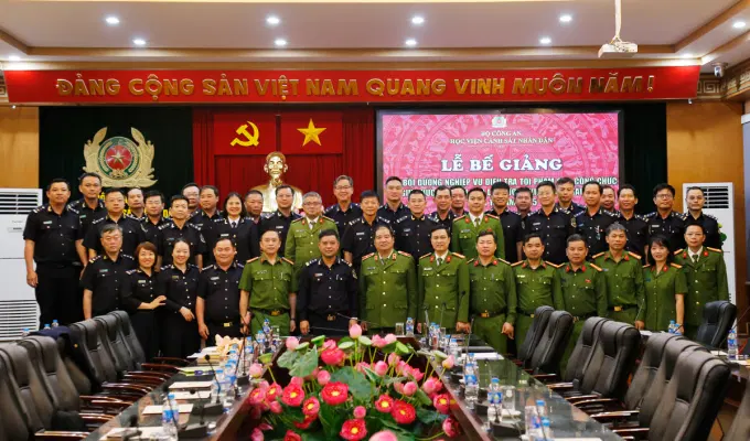 Các đại biểu chụp ảnh lưu niệm cùng học viên lớp bồi dưỡng