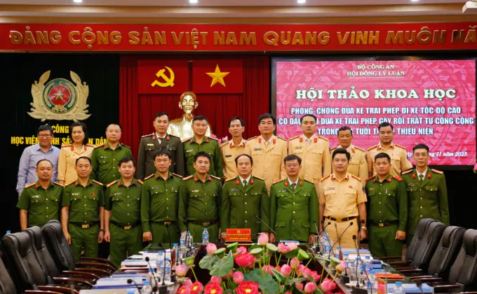 Các đại biểu chụp ảnh lưu niệm