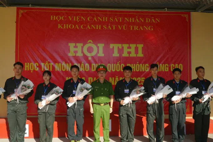 Đại tá, PGS.TS. Dương Văn Minh, Trưởng khoa Cảnh sát vũ trang tặng hoa chúc mừng các đội tuyển tham dự Hội thi