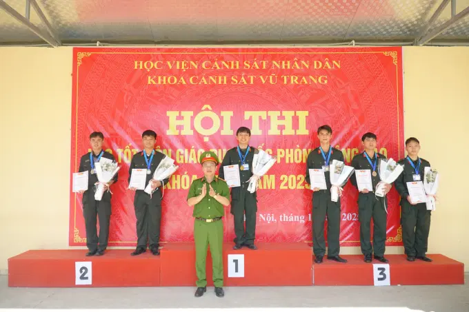 Đại tá, PGS.TS. Dương Văn Minh, Trưởng khoa Cảnh sát vũ trang trao giải cá nhân cho các học viên tham gia Hội thi