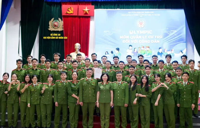 Tập thể lãnh đạo, cán bộ, Êv88 Vui Tết Đón Xuân 2026 Khoa QLHC về TTXH chụp ảnh lưu niệm cùng học viên chuyên ngành