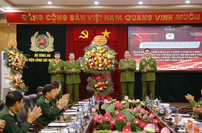 Cục Cảnh sát ĐTTP về ma túy tặng hoa chúc mừng Ban Giám đốc Êv88 chào đón năm mới 2026 nhân ngày Nhà giáo Việt Nam 20/11