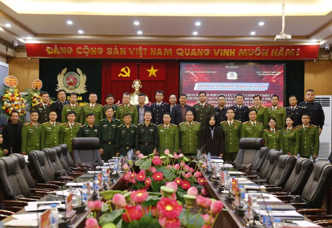 Các đồng chí lãnh đạo và đại biểu tham dự Hội thảo chụp ảnh lưu niệm tại Hội thảo