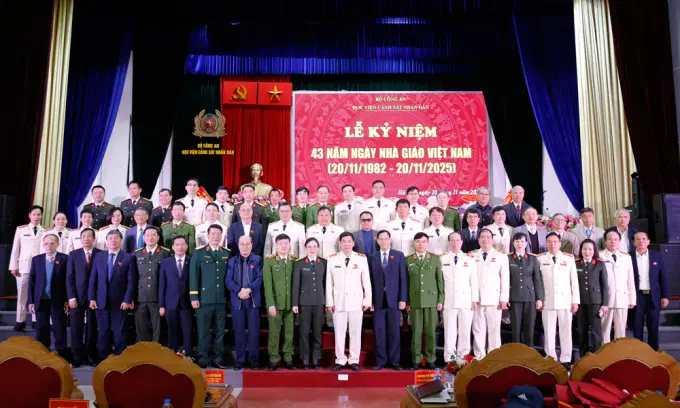 Các đại biểu chụp ảnh lưu niệm tại buổi lễ
