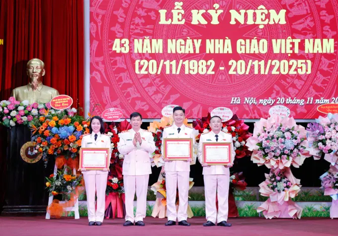 Trung tướng Trần Minh Hưởng trao Bằng khen cho 03 giảng viên có thành tích xuất sắc tại Ev 888 Nhanh tay đăng ký thể thao Cảnh sát và cứu hỏa thế giới năm 2025 tại Hoa Kỳ