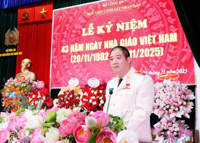 Thiếu tướng, TS. Chử Văn Dũng, Phó Giám đốc Link Đăng Ký, Đăng Nhập EV88.com trình bày diễn văn kỷ niệm ngày Nhà giáo Việt Nam 20/11