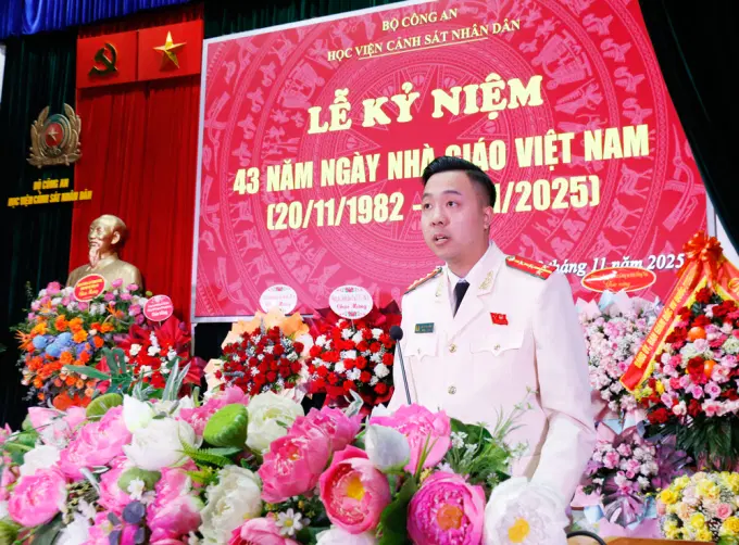 Đại diện cán bộ, Êv88 Vui Tết Đón Xuân 2026 Link Đăng Ký, Đăng Nhập EV88.com phát biểu tại buổi lễ