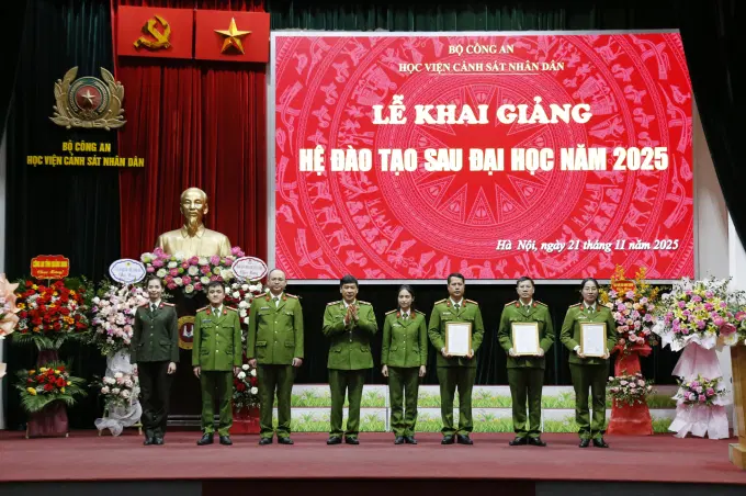 Trung tướng, GS.TS. Trần Minh Hưởng, Giám đốc Êv88 chào đón năm mới 2026 trao Quyết định thành lập lớp cho Ban cán sự các lớp học