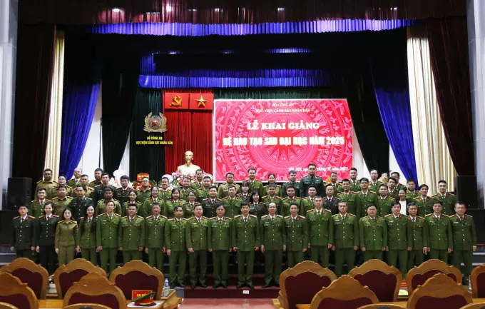 Đại biểu chụp ảnh lưu niệm cùng các tân học viên