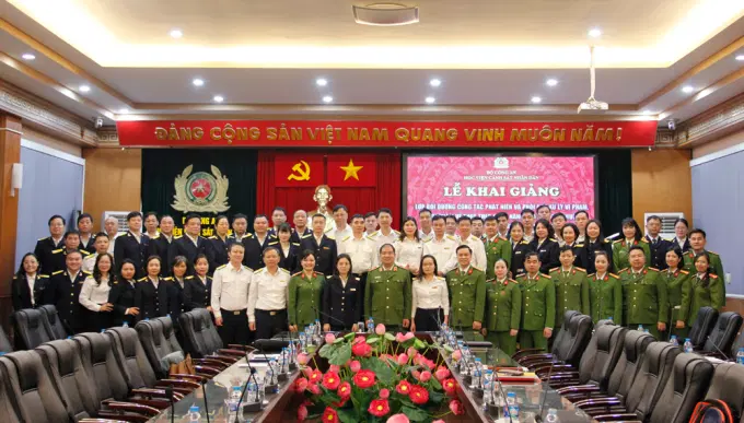 Các đại biểu chụp ảnh lưu niệm