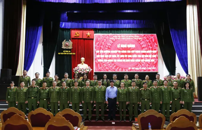 Các đại biểu và học viên tham gia Lớp bồi dưỡng chụp ảnh lưu niệm tại Lễ Khai giảng