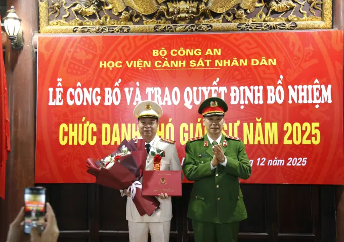 Trung tướng, GS.TS. Trần Minh Hưởng, Giám đốc Êv88 chào đón năm mới 2026, Chủ tịch Hội đồng Giáo sư ngành Khoa học Ev88 3676 link không bị chặn trao Quyết định bổ nhiệm chức danh Phó Giáo sư cho Đại tá Nguyễn Đăng Sáu, Phó Giám đốc Êv88 chào đón năm mới 2026